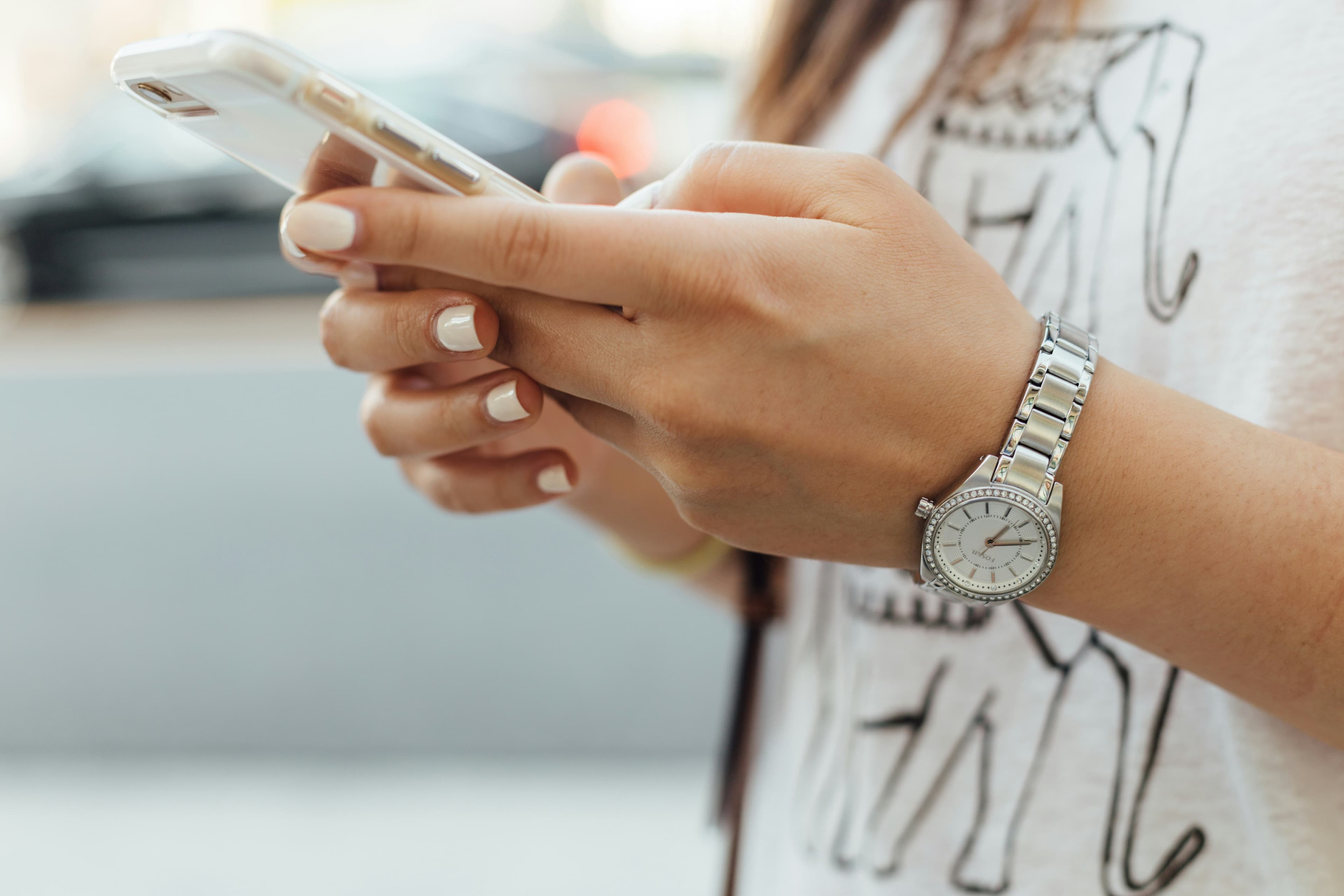 a woman hold a phone to call Raha Barazandeh